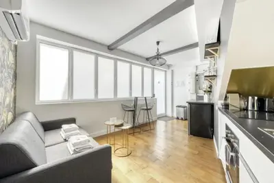 Cuisine ou kitchenette dans l'établissement Montmartre Cozy and bright 1BD with terrace