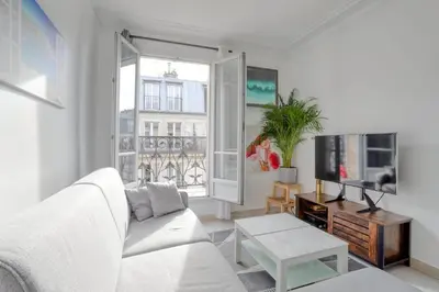 Télévision ou salle de divertissement dans l'établissement Appartement Rénové & son Balcon Parisien