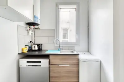 Cuisine ou kitchenette dans l'établissement Appartement Rénové & son Balcon Parisien