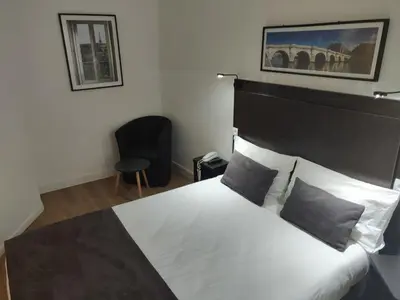 Un ou plusieurs lits dans un hébergement de l'établissement Hôtel du Marché Paris