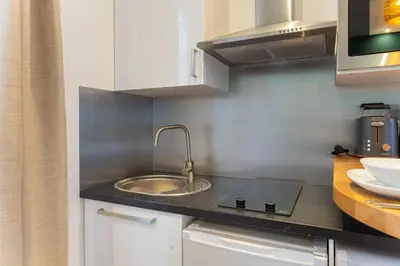 Cuisine ou kitchenette dans l'établissement Lovely studio -Center of Paris
