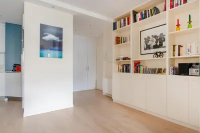 Bibliothèque dans l'appartement