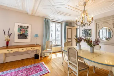 Coin salon dans l'établissement GuestReady - Séjour vintage dans le 8e arr.