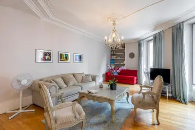 Coin salon dans l'établissement GuestReady - Séjour vintage dans le 8e arr.