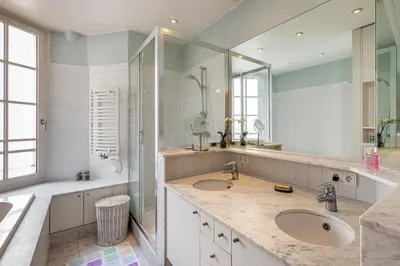 Salle de bains dans l'établissement GuestReady - Séjour vintage dans le 8e arr.