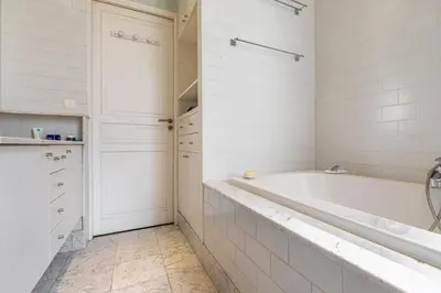 Salle de bains dans l'établissement GuestReady - Séjour vintage dans le 8e arr.