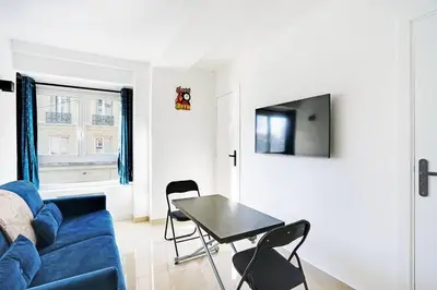 Télévision ou salle de divertissement dans l'établissement Magnifique 4 personnes Paris 18ème