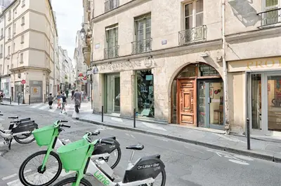 Vélo sur le terrain de l'établissement Seine - Best localisation - Bail mobilité ou dans les environs