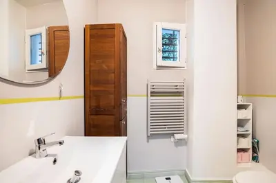 Salle de bains dans l'établissement Country home in Paris