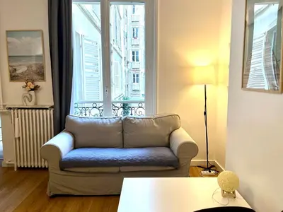 Coin salon dans l'établissement Cozy historic appartement near Exelmans in 16th District Paris
