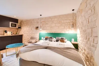 Un ou plusieurs lits dans un hébergement de l'établissement Cozy apartement heart of Montmartre & historic Paris