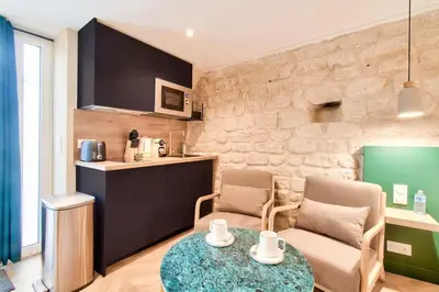 Cuisine ou kitchenette dans l'établissement Cozy apartement heart of Montmartre & historic Paris