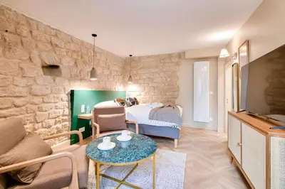 Coin salon dans l'établissement Cozy apartement heart of Montmartre & historic Paris