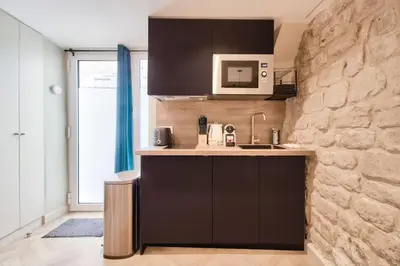 Cuisine ou kitchenette dans l'établissement Cozy apartement heart of Montmartre & historic Paris