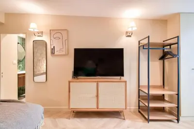 Télévision ou salle de divertissement dans l'établissement Cozy apartement heart of Montmartre & historic Paris