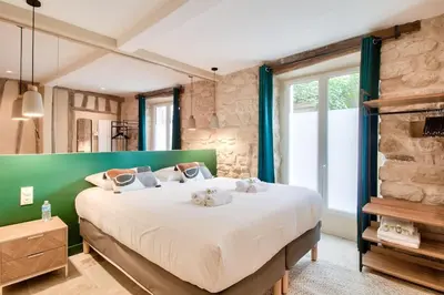 Un ou plusieurs lits dans un hébergement de l'établissement Cozy apartement heart historic Paris