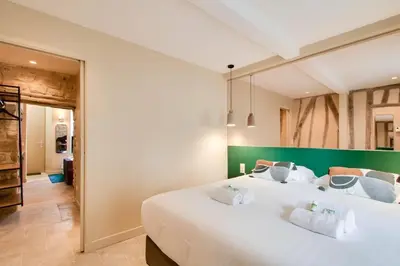 Un ou plusieurs lits dans un hébergement de l'établissement Cozy apartement heart historic Paris