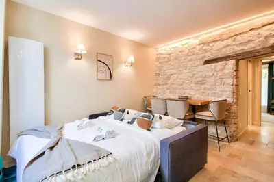 Un ou plusieurs lits dans un hébergement de l'établissement Cozy apartement heart historic Paris