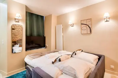 Un ou plusieurs lits dans un hébergement de l'établissement Cozy apartement heart historic Paris
