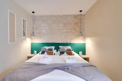 Un ou plusieurs lits dans un hébergement de l'établissement Cozy apartement historic Center Paris & Montmartre