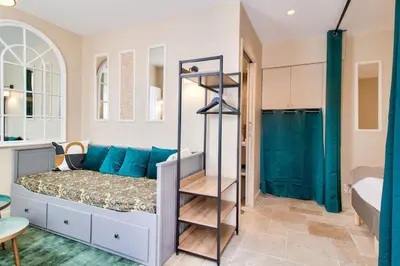 Un ou plusieurs lits dans un hébergement de l'établissement Cozy apartement historic Center Paris & Montmartre