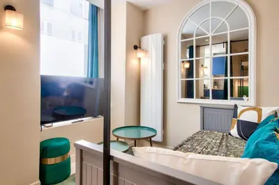 Un ou plusieurs lits dans un hébergement de l'établissement Cozy apartement historic Center Paris & Montmartre
