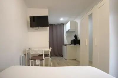 Un ou plusieurs lits dans un hébergement de l'établissement Studio cosy au calme Paris 15ᵉ