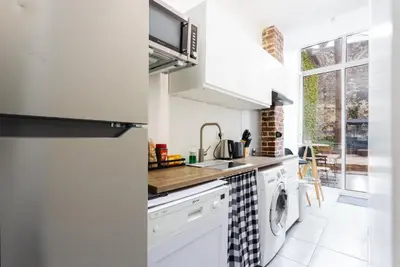 Cuisine ou kitchenette dans l'établissement Rare! private garden in Paris, close to Sacre Coeur Basilica!