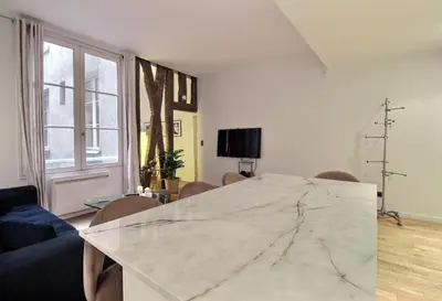 Télévision ou salle de divertissement dans l'établissement APPARTEMENT PARIS - LOUVRE & RIVOLI