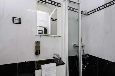 Salle de bains dans l'établissement Charmant studio près des Champs-Élysées