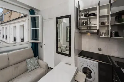 Cuisine ou kitchenette dans l'établissement Charmant studio près des Champs-Élysées