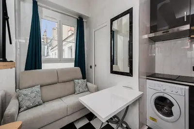 Cuisine ou kitchenette dans l'établissement Charmant studio près des Champs-Élysées