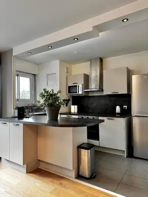 Cuisine ou kitchenette dans l'établissement Appartement Avec Balcon Vue Sur La Défense