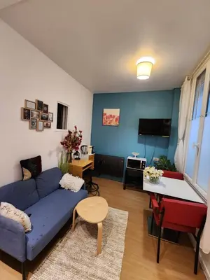 Télévision ou salle de divertissement dans l'établissement Home Cosy ARENA Porte de la Chapelle