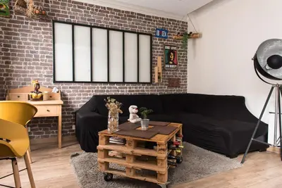Coin salon dans l'établissement Charming one-of-a-kind apartment.