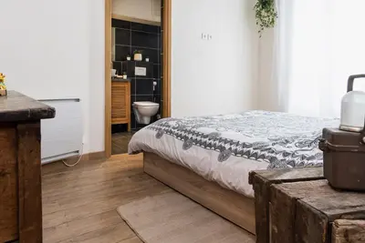 Un ou plusieurs lits dans un hébergement de l'établissement Charming one-of-a-kind apartment.