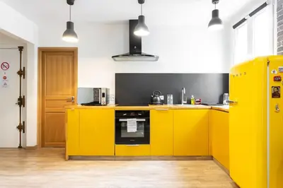 Cuisine ou kitchenette dans l'établissement Charming one-of-a-kind apartment.