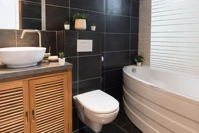 Salle de bains dans l'établissement Charming one-of-a-kind apartment.