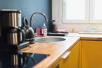 Cuisine ou kitchenette dans l'établissement Charming one-of-a-kind apartment.