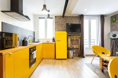 Cuisine ou kitchenette dans l'établissement Charming one-of-a-kind apartment.