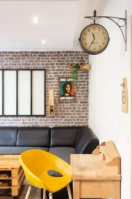 Coin salon dans l'établissement Charming one-of-a-kind apartment.
