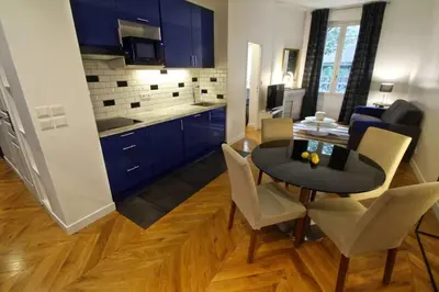 Cuisine ou kitchenette dans l'établissement Apartment near Montmartre