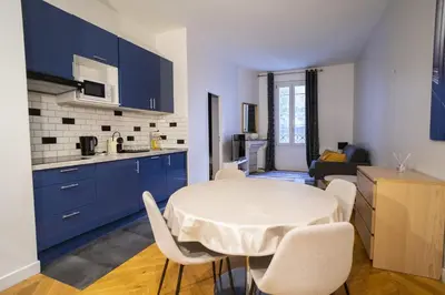 Cuisine ou kitchenette dans l'établissement Apartment near Montmartre