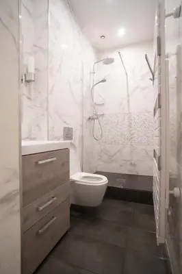 Salle de bains dans l'établissement Apartment near Montmartre