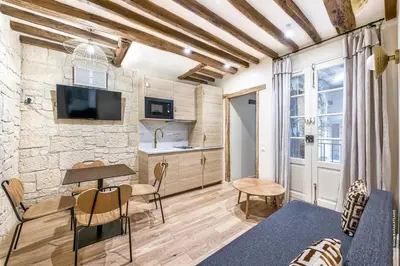 Cuisine ou kitchenette dans l'établissement Palais Royal - Victoires 1bdr by B'Your Home