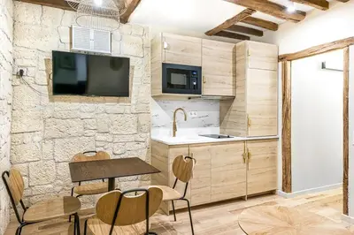 Cuisine ou kitchenette dans l'établissement Palais Royal - Victoires 1bdr by B'Your Home
