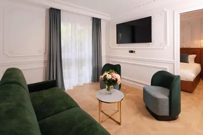 Télévision ou salle de divertissement dans l'établissement Mode Paris Aparthotel