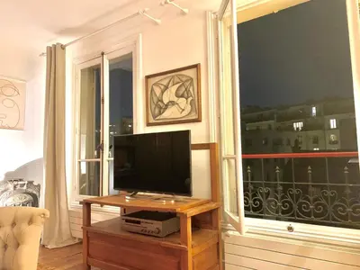 Télévision ou salle de divertissement dans l'établissement Love Nest In Paris