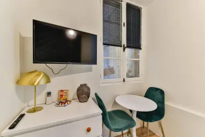 Télévision ou salle de divertissement dans l'établissement 0#Studio 2pers#Champs Elysées#Arc de Triomphe