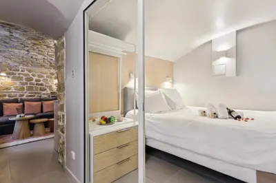 Un ou plusieurs lits dans un hébergement de l'établissement Lavie Maison face Palais Royal